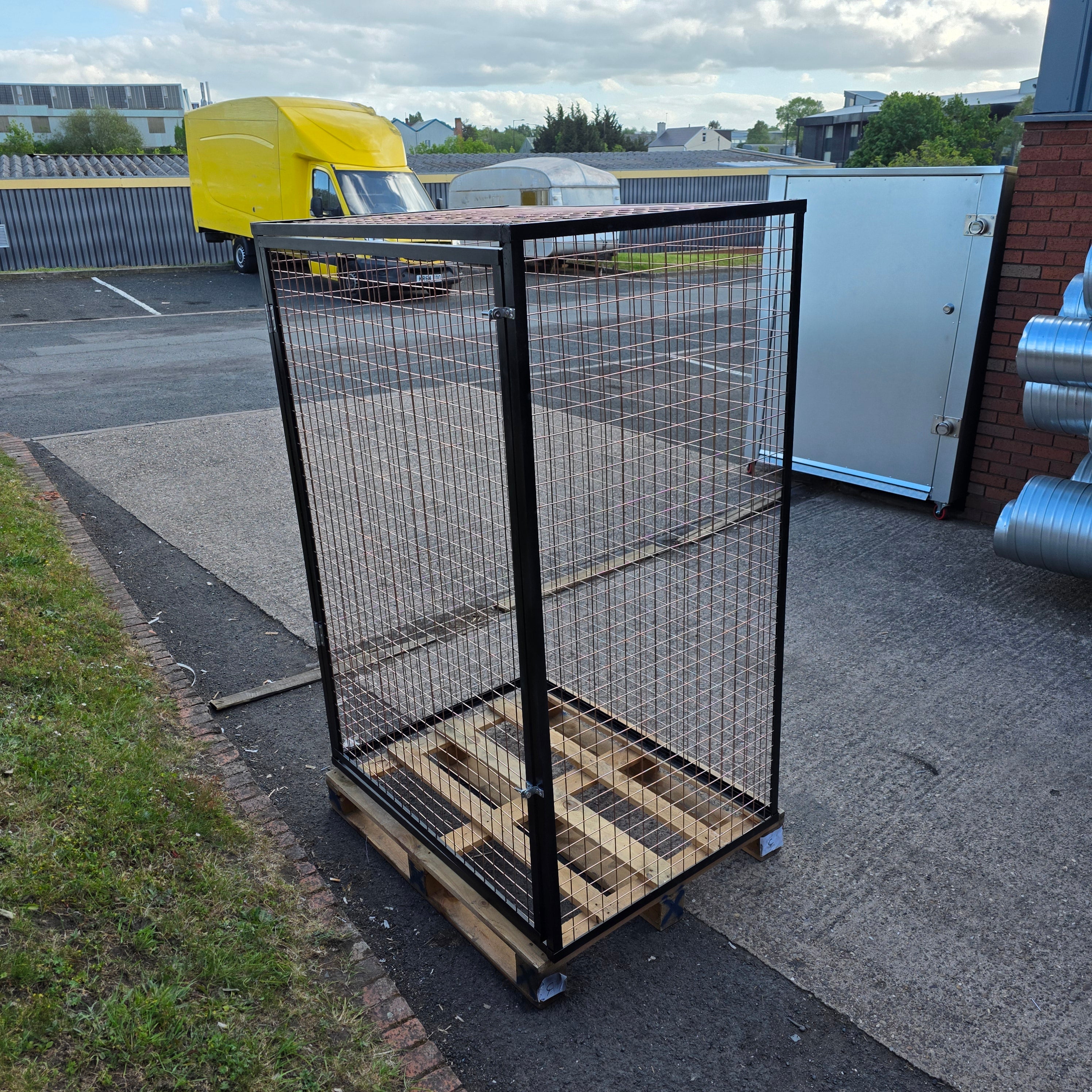 Gas bottle cage
